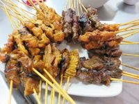 Gurih Sedap Sate Kelinci dan Babat dengan Siraman Saus Kacang!
