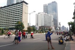 Keseruan dTraveler yang Asyik Hunting Foto di CFD Bundaran HI