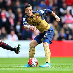 Torehan Spesial Oezil Saat Arsenal Berimbang dengan Sunderland