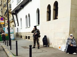 Tentara Patroli di Depan Masjid Raya Paris, Kenapa Ya?