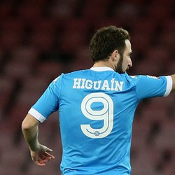 Napoli Bakal Jual Higuain dan Beli Harry Kane
