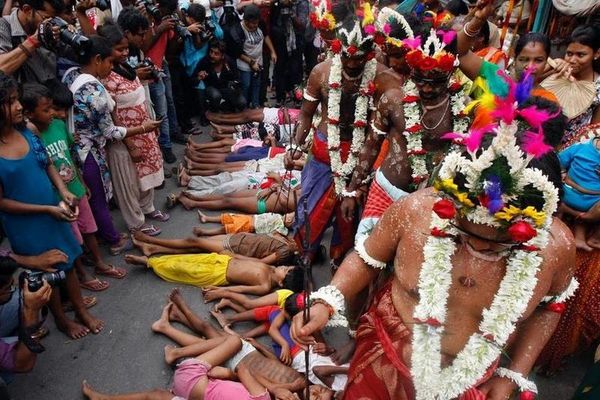 Potret Unik Festival untuk Memuja Dewa Shiwa di India