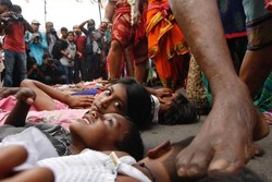 Festival Unik di India: Diinjak Orang Suci & Dapat Berkah