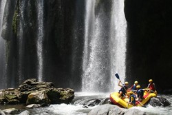 Begini Serunya Rafting di Sungai Pekalen, Jatim