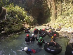 Jelajah Sungai Bawah Tanah di Kalisuci, Seru!