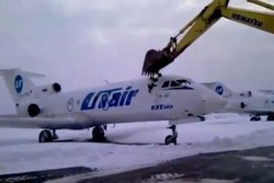 Diduga Tak Terima Dipecat, Pekerja Rusia Rusak Pesawat Pakai Alat Berat