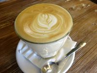 Bersantai Sambil Menikmati Poutine dan Spanish Latte yang Hangat