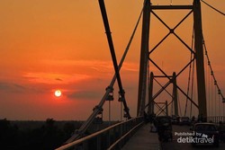 Menikmati Sore yang Asyik di Jembatan Barito