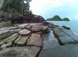 Pantai Batu Lapis, Destinasi Long Weekend Anti Mainstream di Lampung
