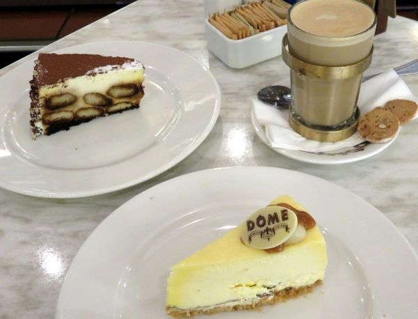 Nyam! Manis Lembut, Cheesecake yang Enak Dipadu dengan Caramel Latte