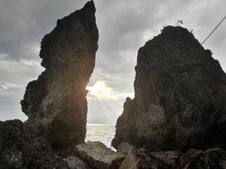 Batu Layar, Spot Menanti Sunset Cantik di Ambon