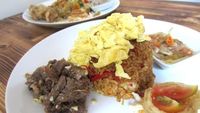 Menikmati Nasi Goreng dengan Topping dan Saus yang Diracik Sendiri