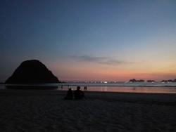 Menikmati Sunset di Pulau Merah Banyuwangi, Mumpung Long Weekend