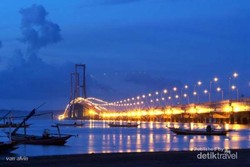 Mengagumi Jembatan Suramadu Sambil Liburan Long Weekend