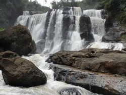 Liburan Beda ke Bandung, Trekking ke Curug Malela
