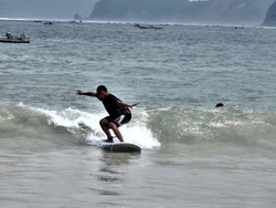 Mau Surfing di Lombok? Datanglah ke Pantai Selong Belanak