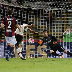 Penalti Bacca Menangkan Milan di Kandang Bologna