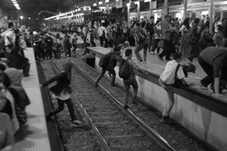 Ketika kereta tiba! Rusuuuh!!!