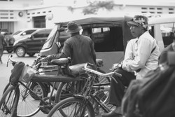 bertahan dalam gempuran jaman.