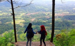 Bukan Kalibiru, Ini Bukit Panembongan di Kuningan