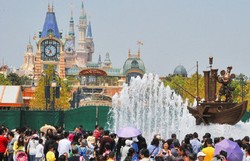 Jorok! Karena Turis Lokal, Disneyland Shanghai Sudah Kotor