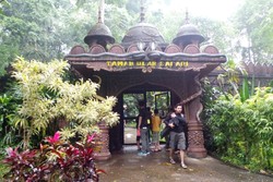 Awas, Jangan Sampai Kejatuhan Ular di Taman Ular Safari!