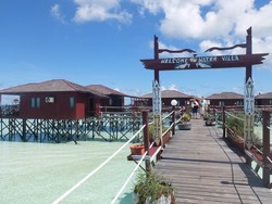 Mengintip Kamar di Atas Laut Maratua