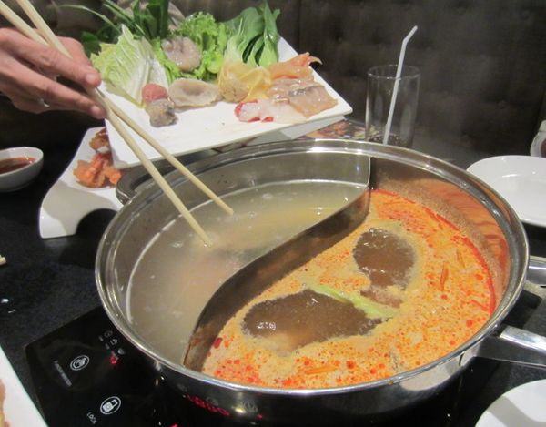 Menikmati Suki Premium Home Made dengan Kaldu Tom Yum Segar