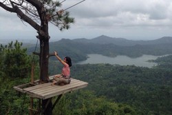 Sensasi Selfie dari Ketinggian di Kalibiru