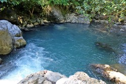 Sst, Wisata Beda ke Sungai Sebening Kristal di Padang