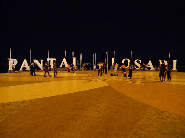 Malam Hari yang Ramai di Pantai Losari Makassar