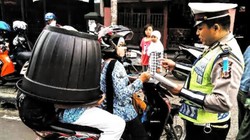 Ibu Ini Ditilang Polisi Karena Boncengkan Anaknya Pakai Helm Ember