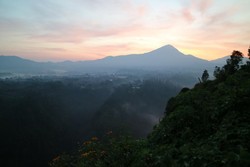 Tak Pernah Bosan ke Tebing Keraton