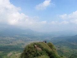 Pemandangan Hijau dari Puncak Gunung Batu, Jonggol