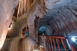 Gua Es Terbesar di China yang Tak Pernah Mencair