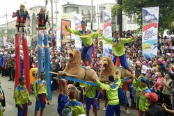 Sisingaan & Jajangkungan Meriahkan Festival Tangkuban Perahu
