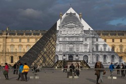 Ketika Piramida Louvre di Paris Menghilang