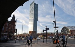 Turis Ditemukan Tidur Berjalan Sambil Telanjang di Inggris