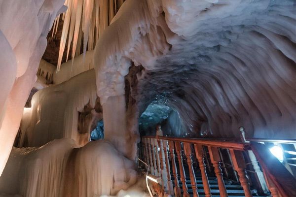 Bukan di Islandia, Ini Gua Es di China