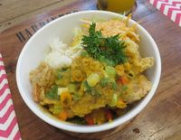 ​Enaknya Rice Bowl Udang Telur Asin Berpadu dengan Potongan Cabai Rawit