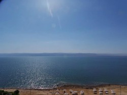 Begini Cara Laut Mati & Lumpurnya Bikin Traveler Jadi Cantik