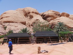 Tidur di Tenda dari Kulit Domba di Tengah Gurun Pasir