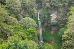 Bersantai Menikmati Alam di Curug Cimahi