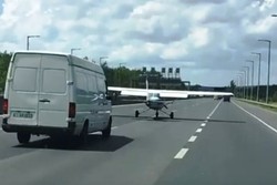 Pesawat Kecil Mendarat Darurat di Jalanan Hungaria