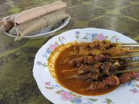 Mencicip Sate Bulayak dan Ayam Pelalah Berbumbu Sedap Khas Lombok