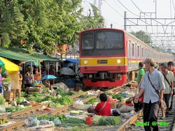Uji Nyali Belanja di Pasar Pinggir Rel Stasiun Duri
