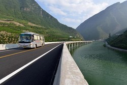 China Punya Jalan Tol dengan Pemandangan Indah di Atas Sungai