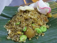 Gurih Kenyal, Nasi Goreng Kikil Plus Petai yang Sedap Mantap!