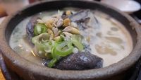 Menikmati Sup Ayam Hitam dari Restoran Samgyetang Populer