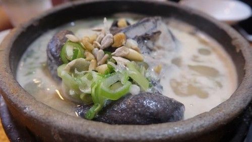 Menikmati Sup Ayam Hitam dari Restoran Samgyetang Populer